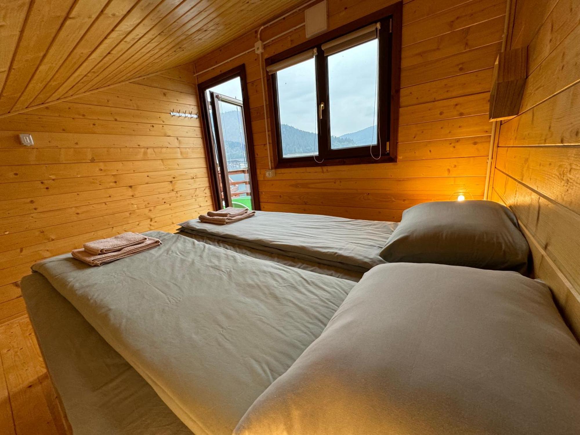 Holiday Bicaz Bungalows On The Lake Extérieur photo